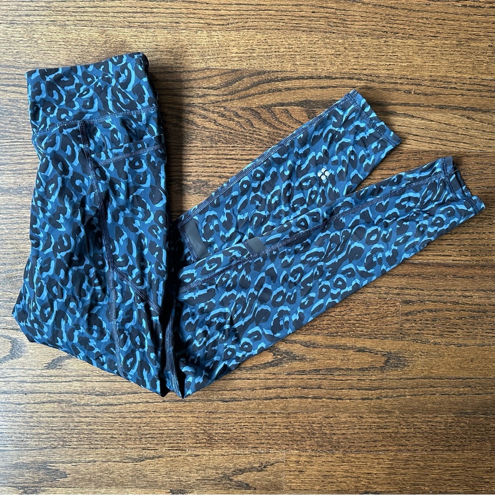 Sweaty Betty Blue Leopard Print “Zero Gravity” leggings.